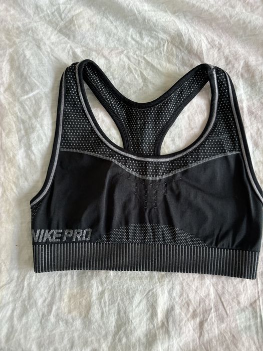 Czarny top spprtowy nike pro