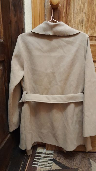 Бежевое пальто под пояс