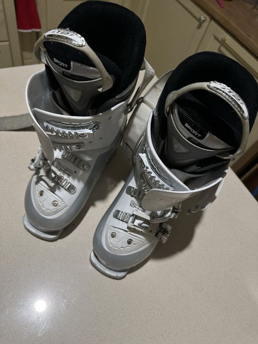 Sprzedam buty narciarskie dziewczęce/damskie Atomic ComfortFit,