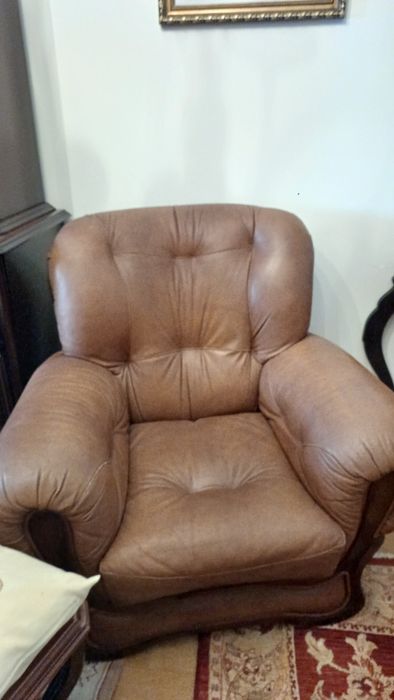 Sofás  em pele,castanhos .