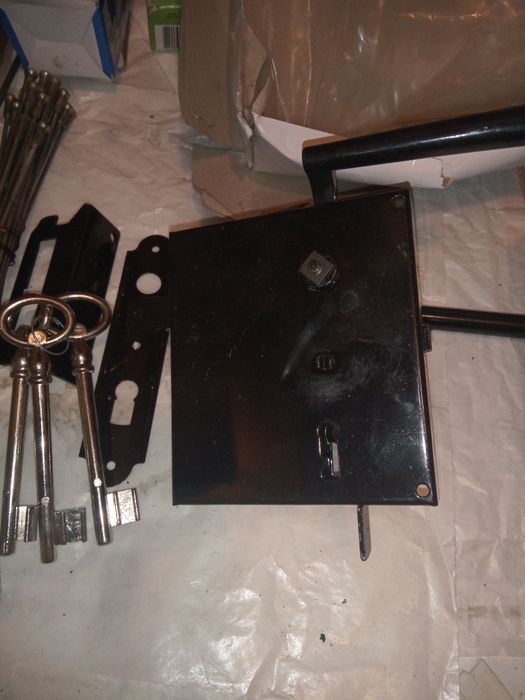 Zamek do drzwi nawierzchniowy