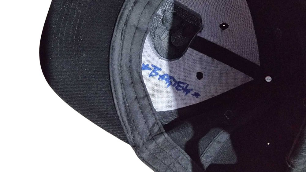 Czapka Genzie z autografem