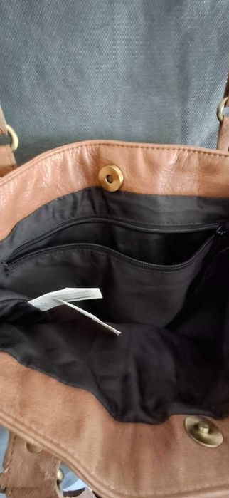 Mala de pele castanha