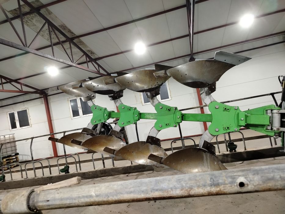 Pług 4 skibowy obrotowy