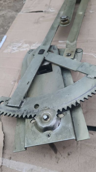 Стекло подъемник Таврия (правый передний)