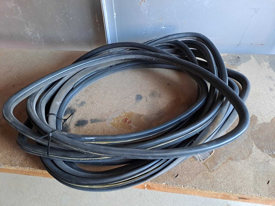 Уплотнитель проёма двери BMW E34