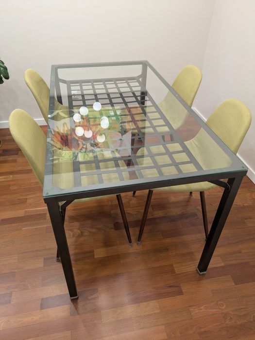 Mesa de jantar IKEA em ferro  com tampo de vidro