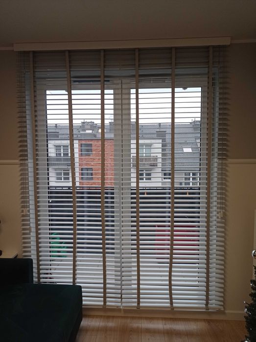 Żaluzje białe na drzwi + okno