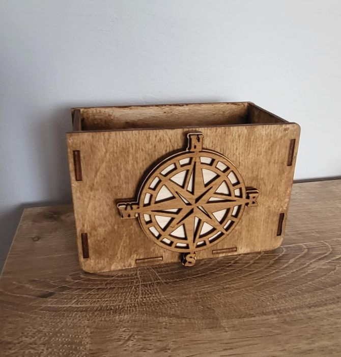 Pudełko drewniane z motywem kompasu