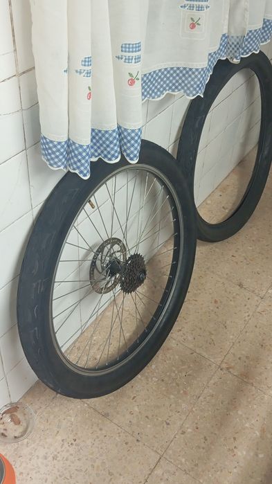 par de rodas 26 com pneus 3.0