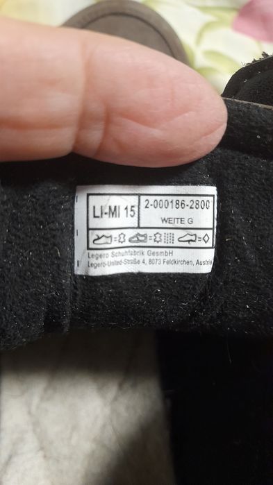 Продам нові фірмові кросівк .