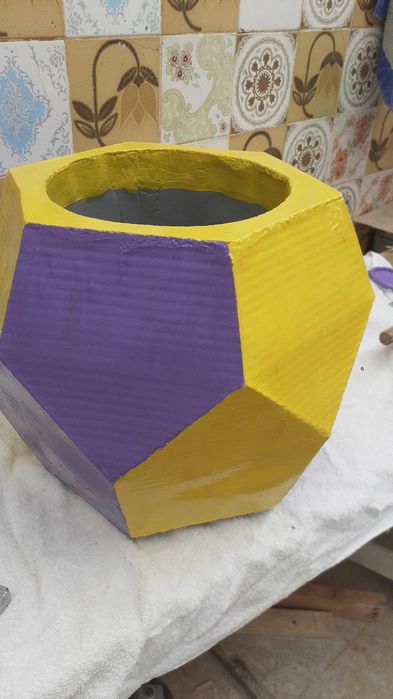 Artigos únicos em cimento e triciclo em cimento e triciclos de madeira