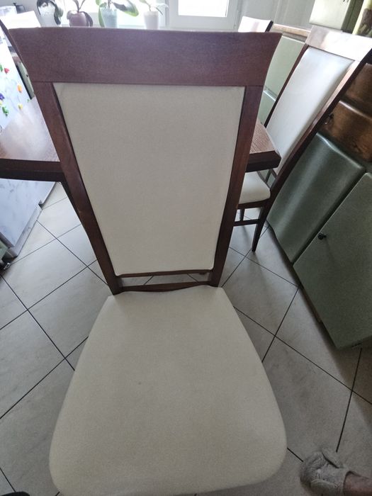 Stół  rozkładany z krzesłami