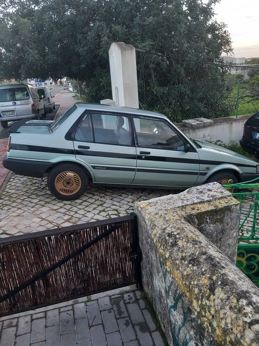 Toyota sedan E80, 1300cc, 1983, com inspecção e documentação em dia