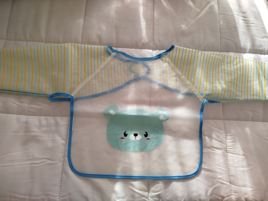 Babetes de plástico com mangas