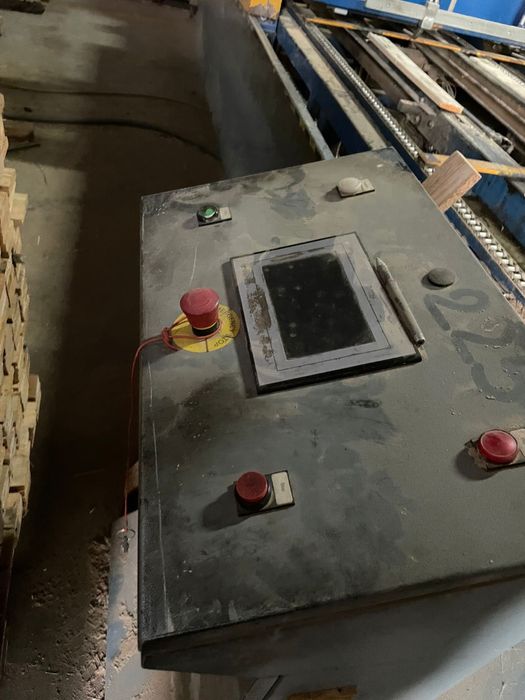 Maquina de pregar estrados para paletes de madeira