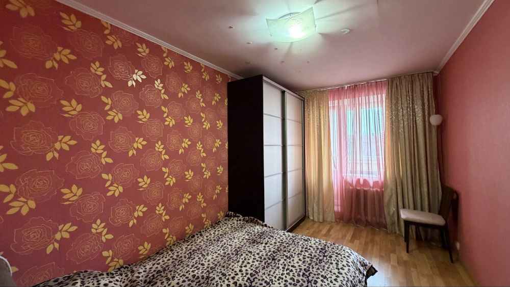 Продам трьохкімнатну квартиру в тихому центрі