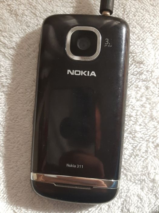 Vendo telemóveis nokias antigos um deles tem carregador