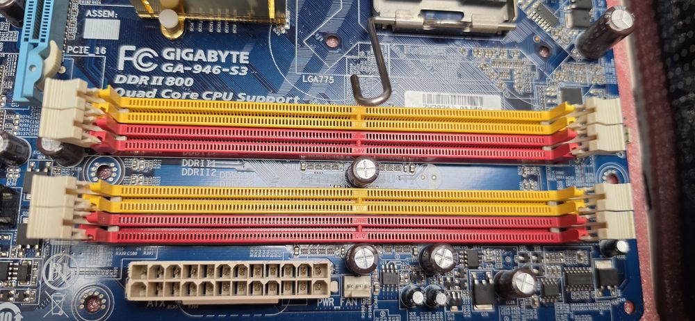 Gigabyte GA-946-S3 LGA775 + CPU gratis retro