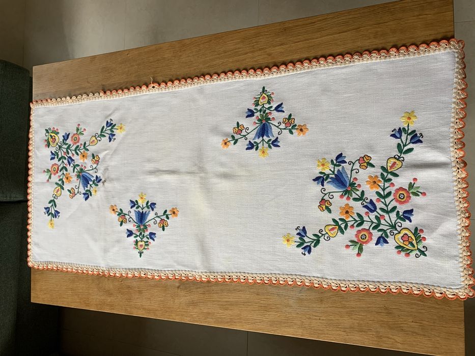 Bieżnik recznie haftowany