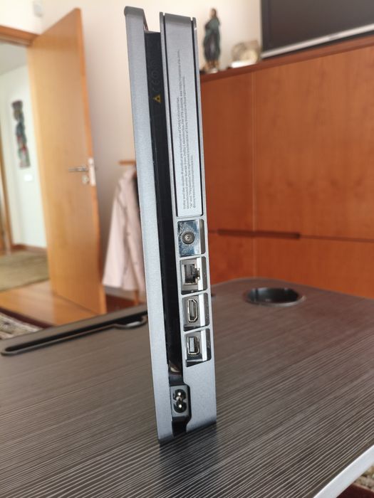 PlayStation 4 Slim + comando + jogo