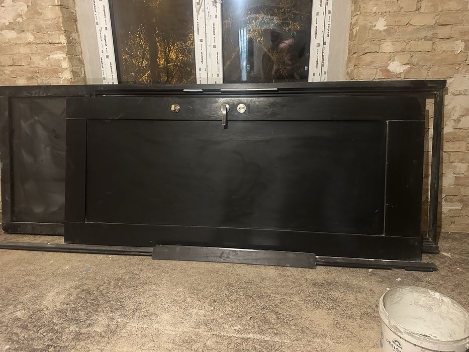 Drzwi wejściowe po demontażu z ościeżnicą