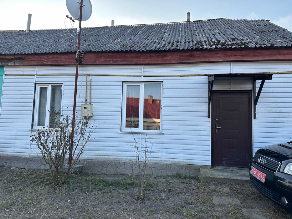 Продам 2 кім квартиру на землі смт.Ратне Волинської обл -Ціна 23 000у.