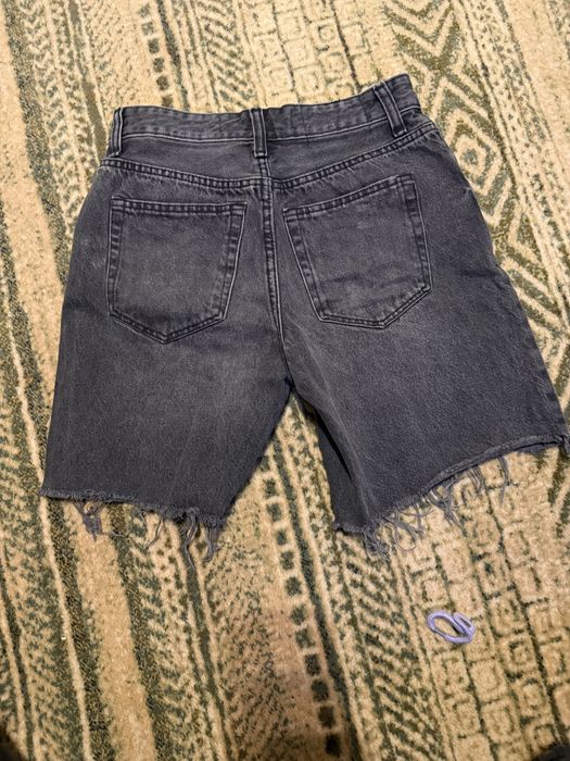 Krótkie dżinsowe spodenki w kolorze czarnym Bershka