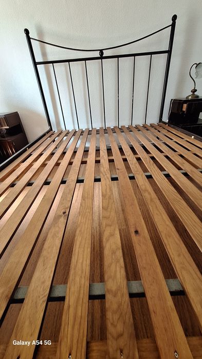 Cama de ferro com estrado