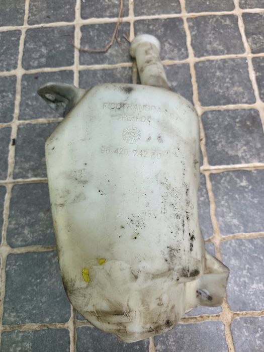 Reservatório de agua limpa parabrisas