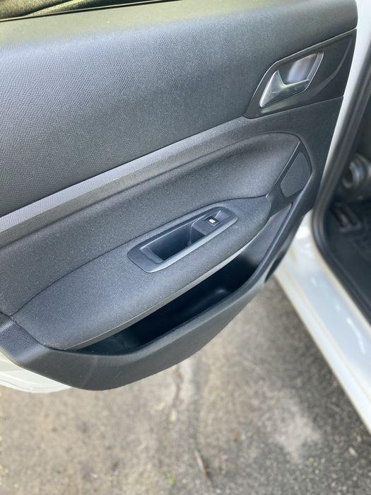 Peugeot 308swt9 рік 2015 1.6t дизель