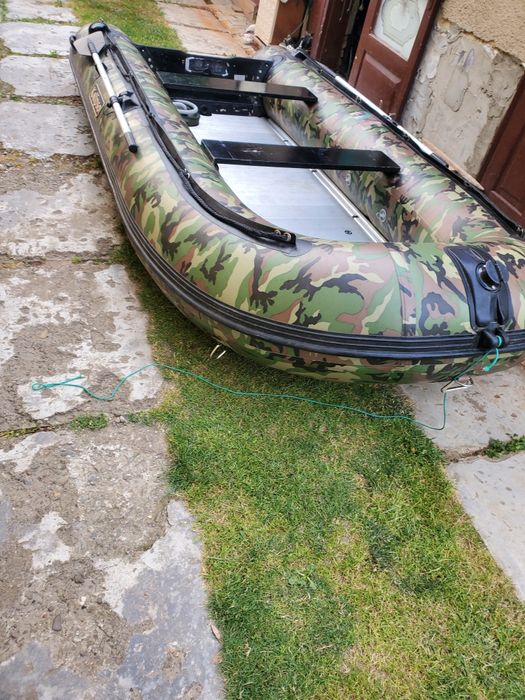 Продам моторну лодку каліпсо 380.