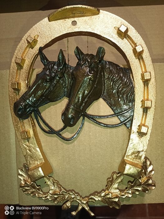 Mas que maravilhosa é esta ferradura com cabeças de cavalos