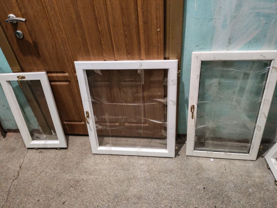Деревянные окна и форточки со стеклами