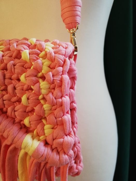 Pequena bolsa em macramé