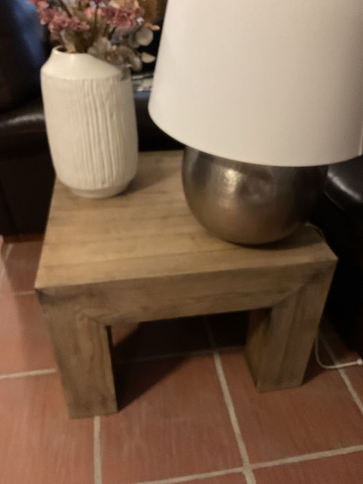 Mesa quadrada em madeira