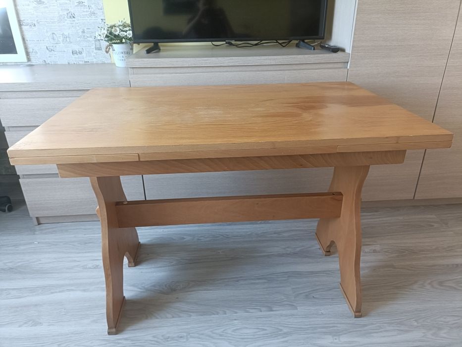 Drewniany rozkładany stół