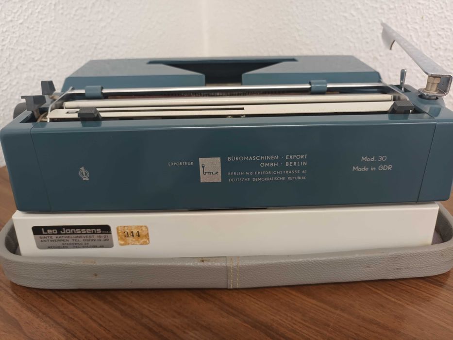 Máquina de escrever Erika model 30