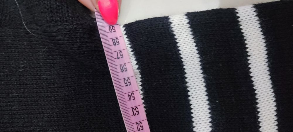 Sweter czarny w białe paski