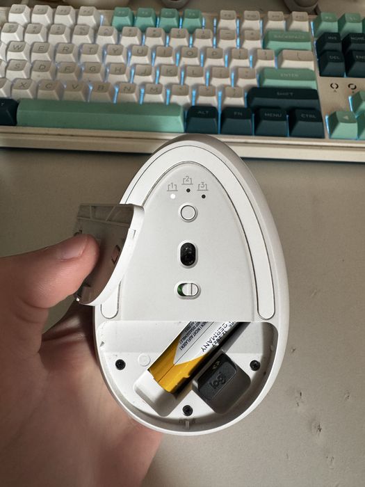 Вертикальна миша Logitech Lift White