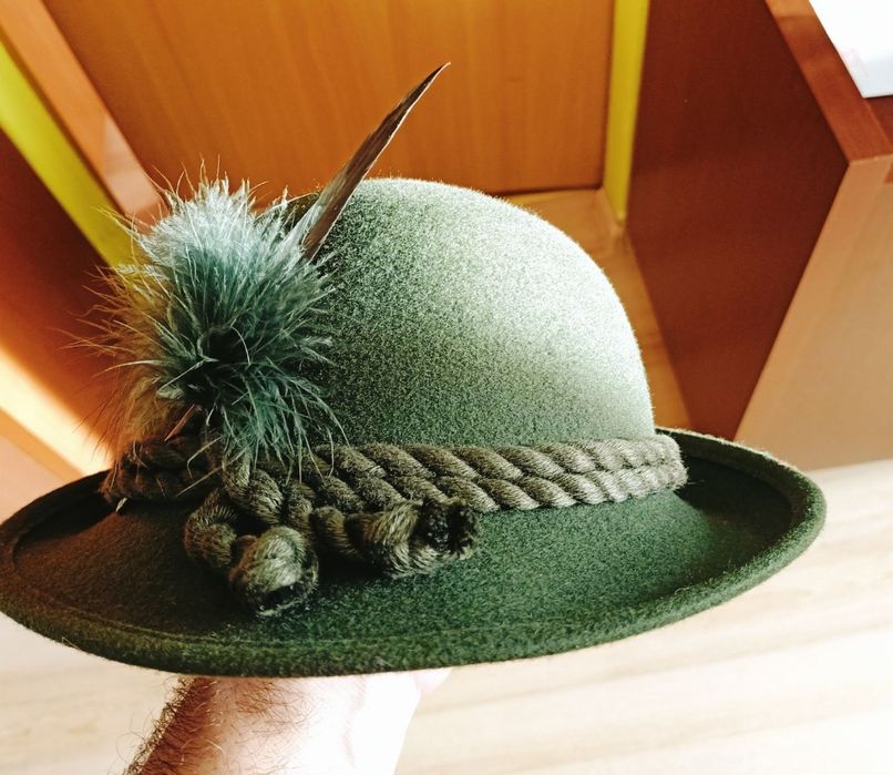 Tradycyjny kapelusz z piórkiem, rozmiar 57