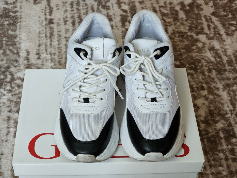 Жіночі кросівки GUESS, 39 розмір, біло-чорні на платформі