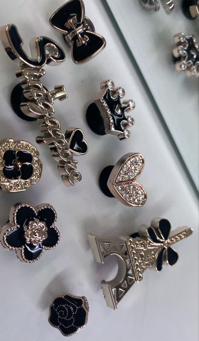 Zestaw nowych przypinek do Crocsów i broszek