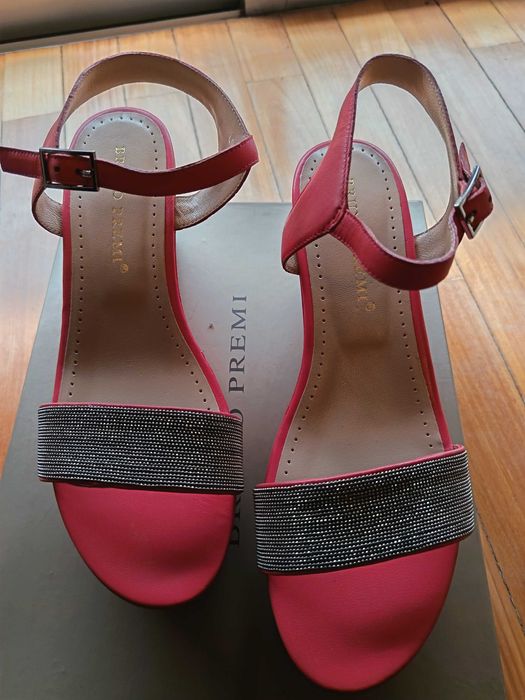Estilo e Conforto: Sandália (como novas) Premium com Acabamento Brilhante