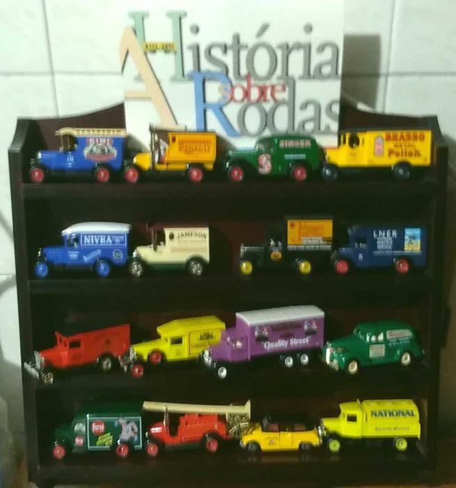 3 Carros da  Ferrari + 16 Carros com publicidade