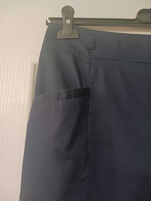 Granatowa spódniczka z kieszeniami po bokach H&M 40
