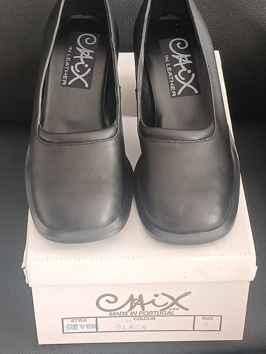 Sapatos em couro, cor preto salto quadrado, novos.