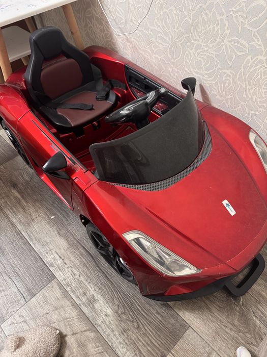 Дитячий електромобіль