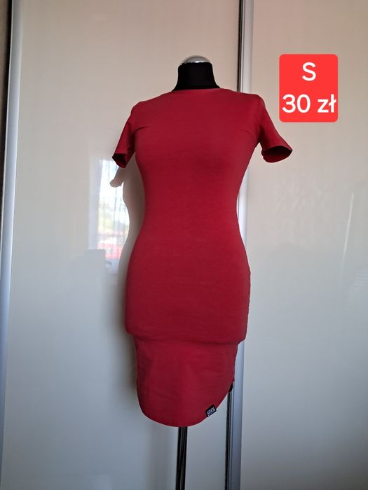 Sukienka dopasowana czerwona S