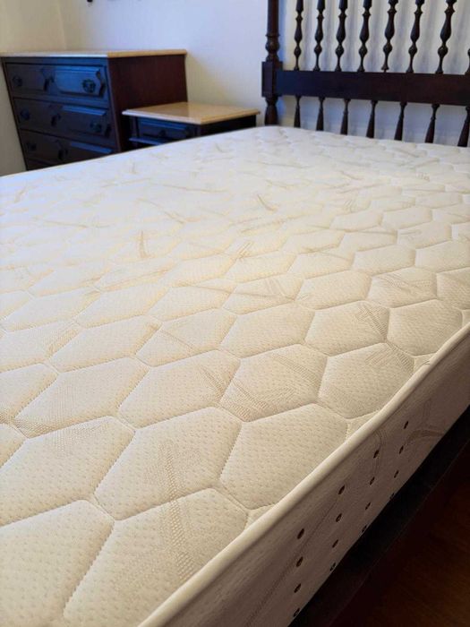 Conjunto de Móveis de Quarto Casal em Madeira Maciça – Estilo Clássico
